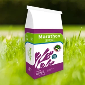 Eine Packung Marathon Sport, die auf einem gepflegten Rasen hinterlegt ist. Ideal für die Bildung eines strapazierfähigen und dichten Grases, das auch intensiver Nutzung standhält.
